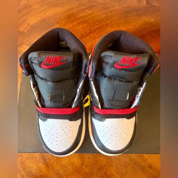 NIB Jordan 1 Retro High OG "Black Toe" Toddler Kids' Shoe, SIZE 5C - Picture 3 of 7